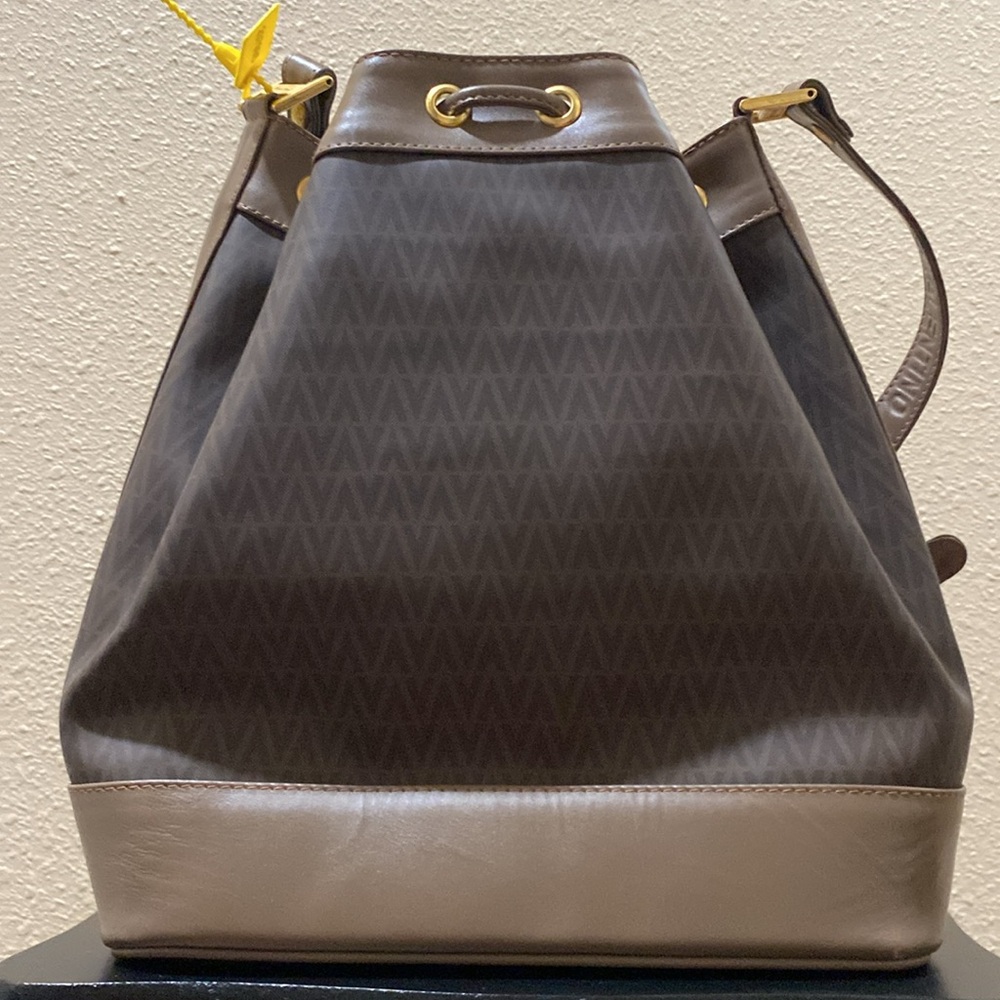 Beautiful Mario Valentino bucket bag.  No call outs.  Slightly used.  🔥🔥🔥 - Picture 4 of 12